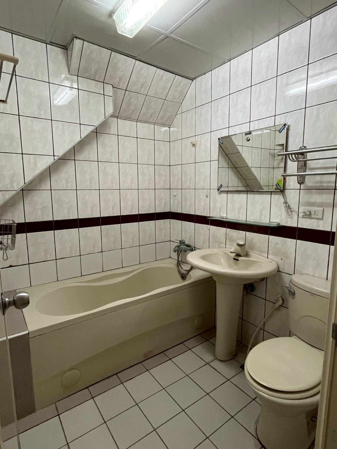 🏠【新光國中旁✨6房活路透天含車位】 樹孝、中山雙商圈生活圈💫未來捷運潛力核心！