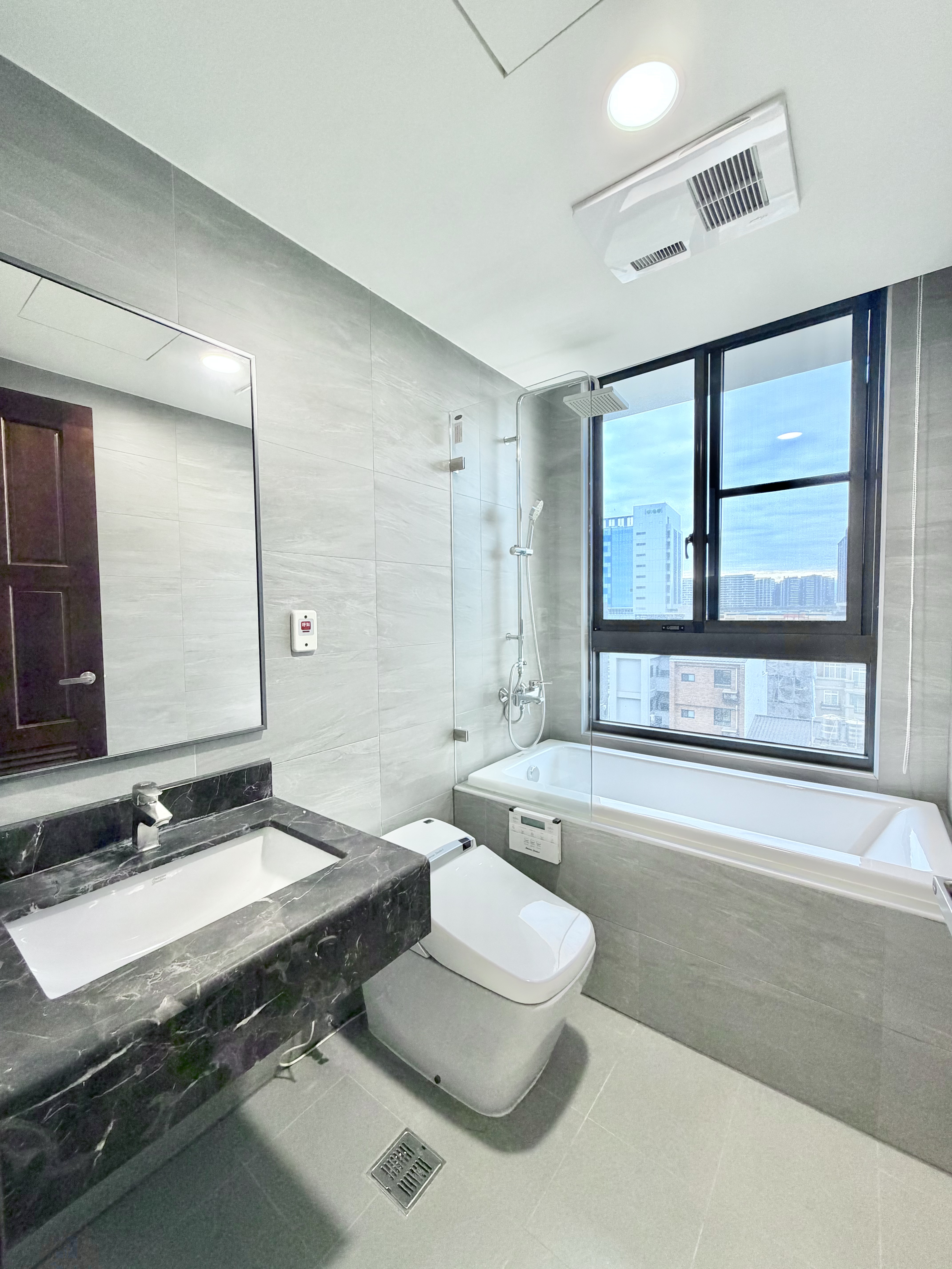 桃園高鐵電影院『曜見築』3+1房雙車位