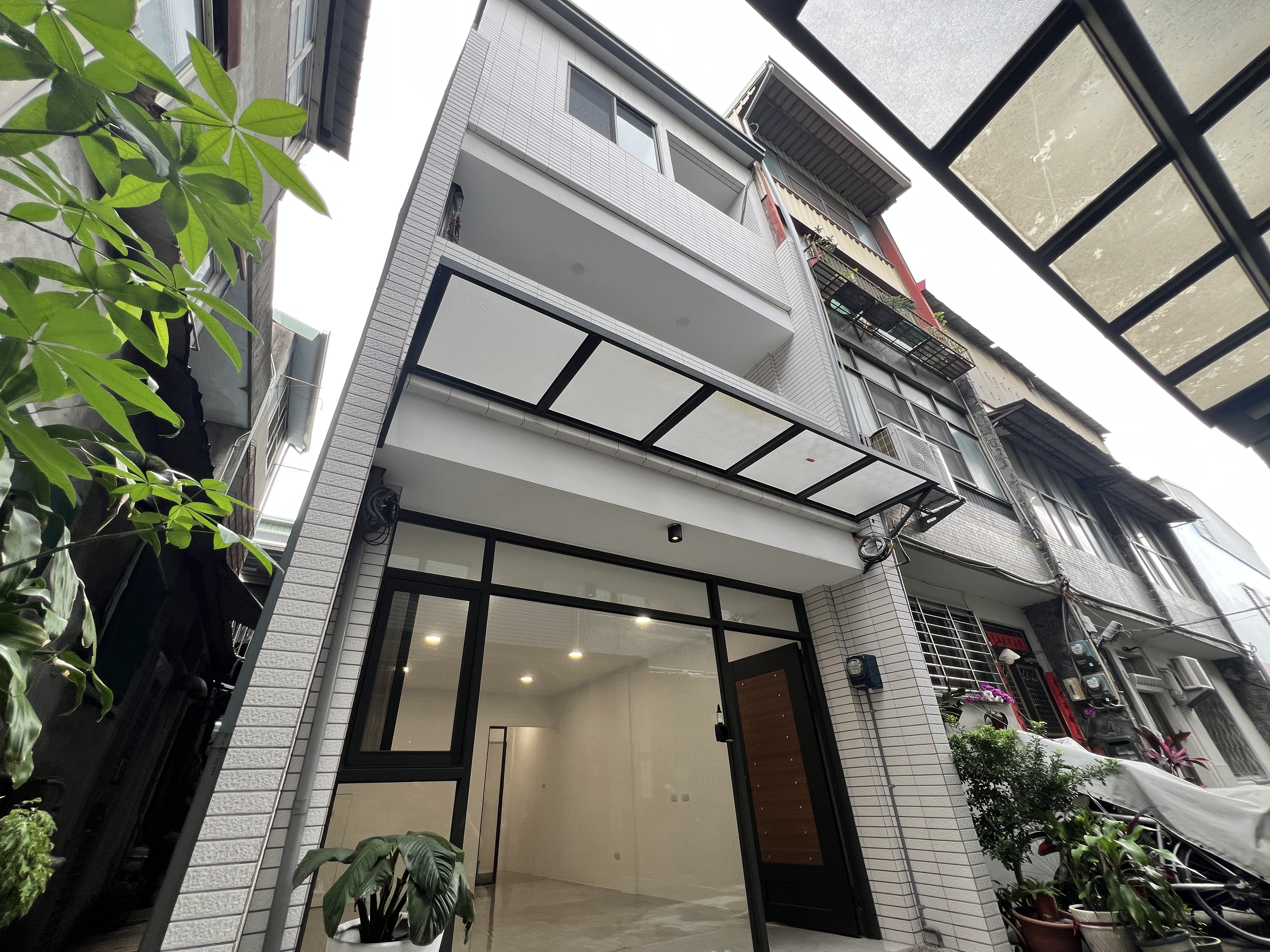 西區翻新四房透天 學區捷運步行到站