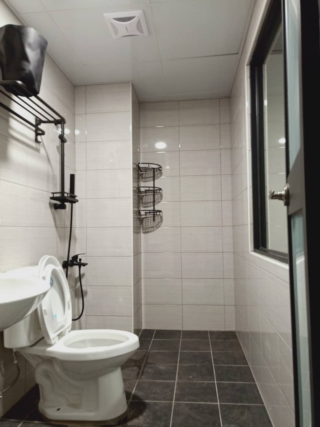 🔥【軍功商圈稀有釋出】工業風9套房收租透天・年收73萬投報5.2%