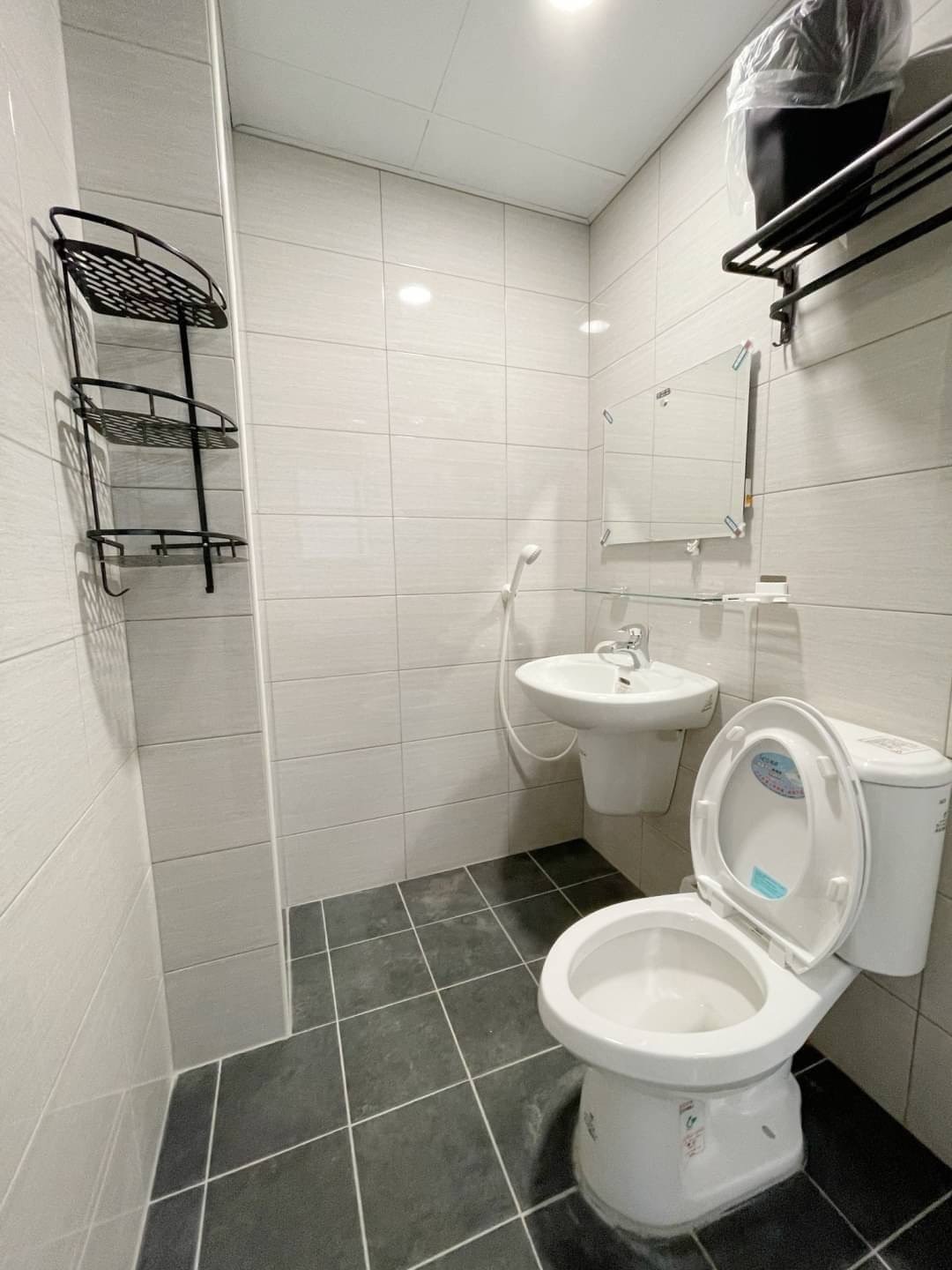 🔥【軍功商圈稀有釋出】工業風9套房收租透天・年收73萬投報5.2%