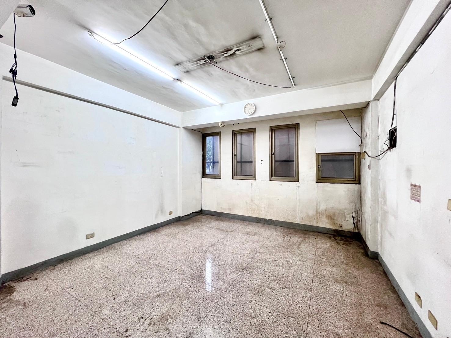 獨家降價｜正文心路黃金透店釋出｜整棟5層樓｜公益文心商圈