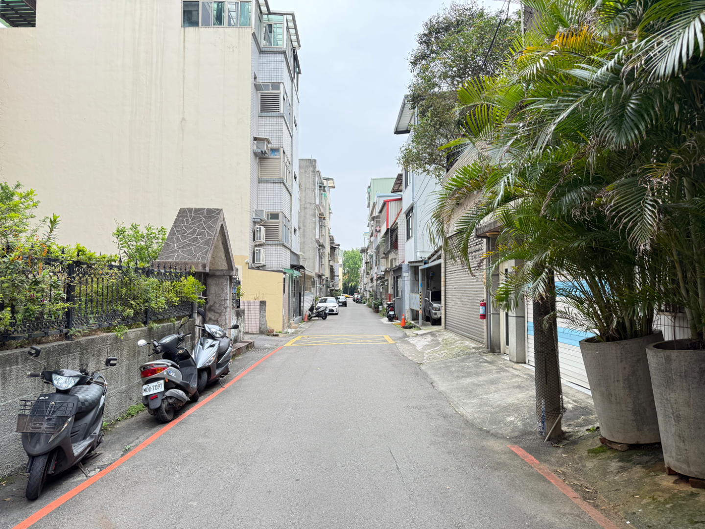 【房產小軒】信義國小-體育園區旁面寬七米透天 價格我談