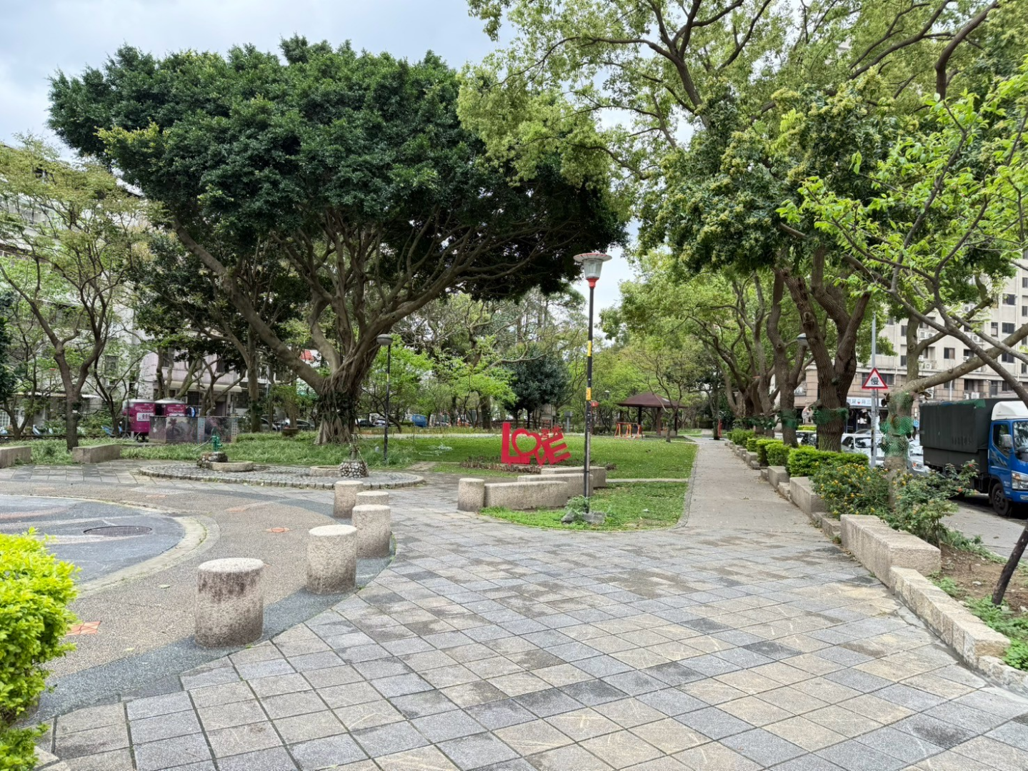 【房產小軒】信義國小-體育園區旁面寬七米透天 價格我談