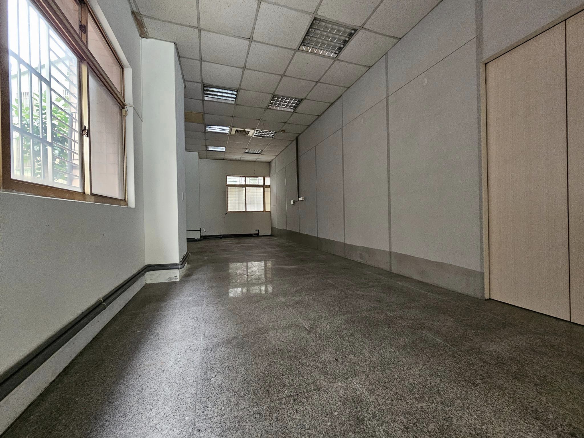 大買家大面寬店面出租 僑孝國小正對面