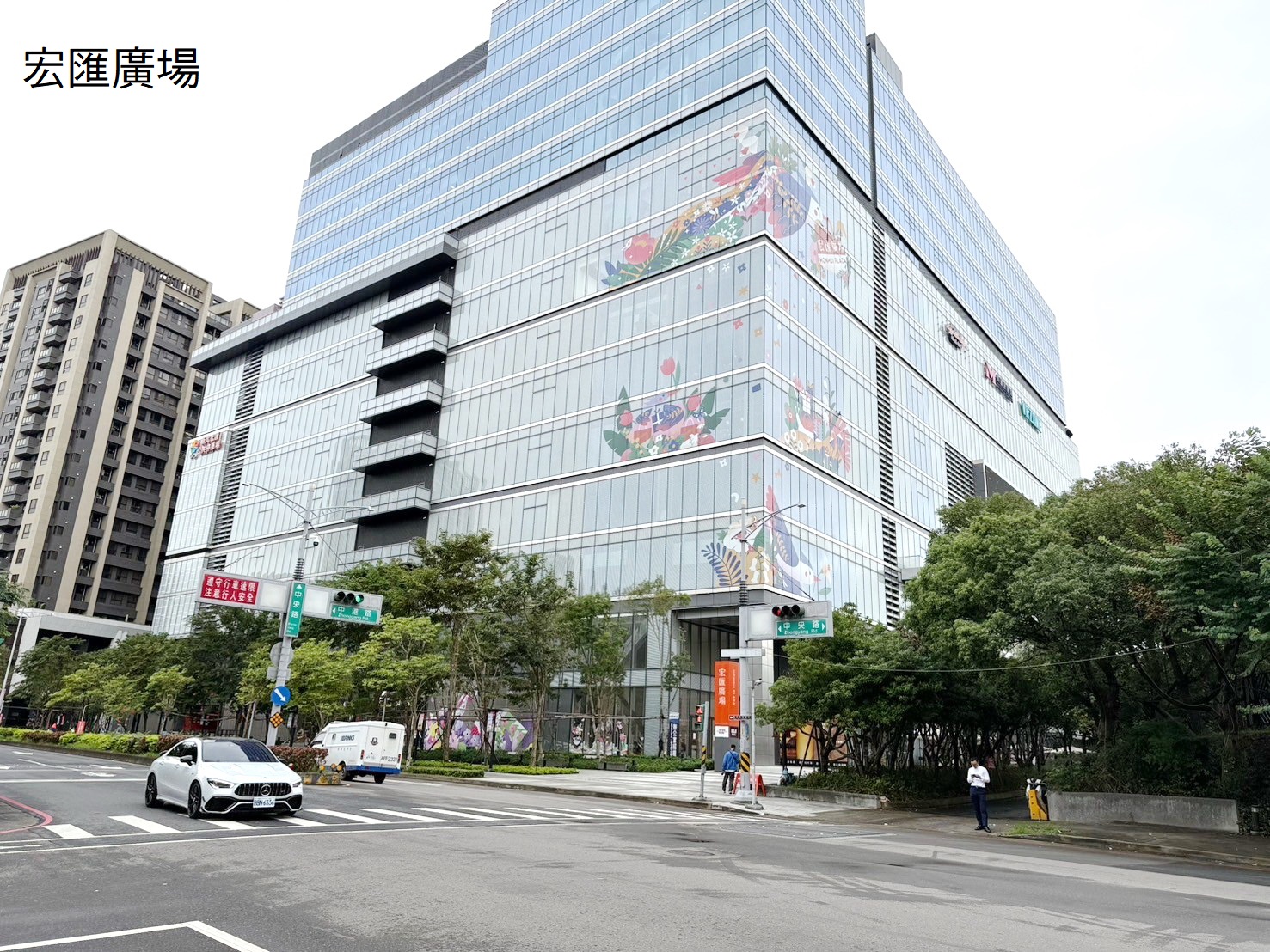 副都心潤泰三角窗金店