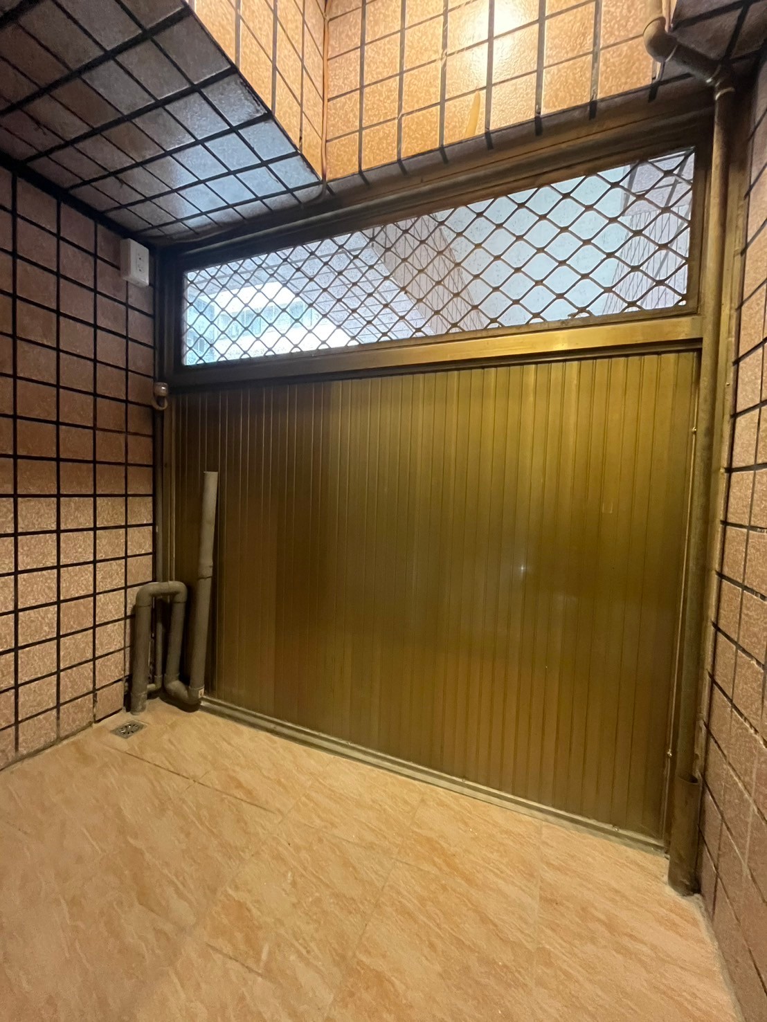 臨8米路店鋪,附近住宅區,人口密集,開店的好所在,樓上可住家,投資自住兩相宜
