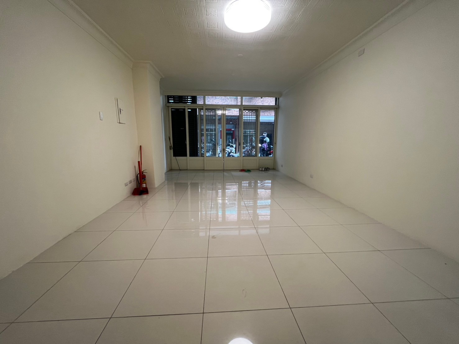 臨8米路店鋪,附近住宅區,人口密集,開店的好所在,樓上可住家,投資自住兩相宜