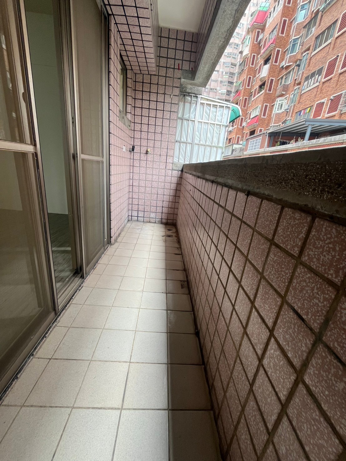 臨8米路店鋪,附近住宅區,人口密集,開店的好所在,樓上可住家,投資自住兩相宜