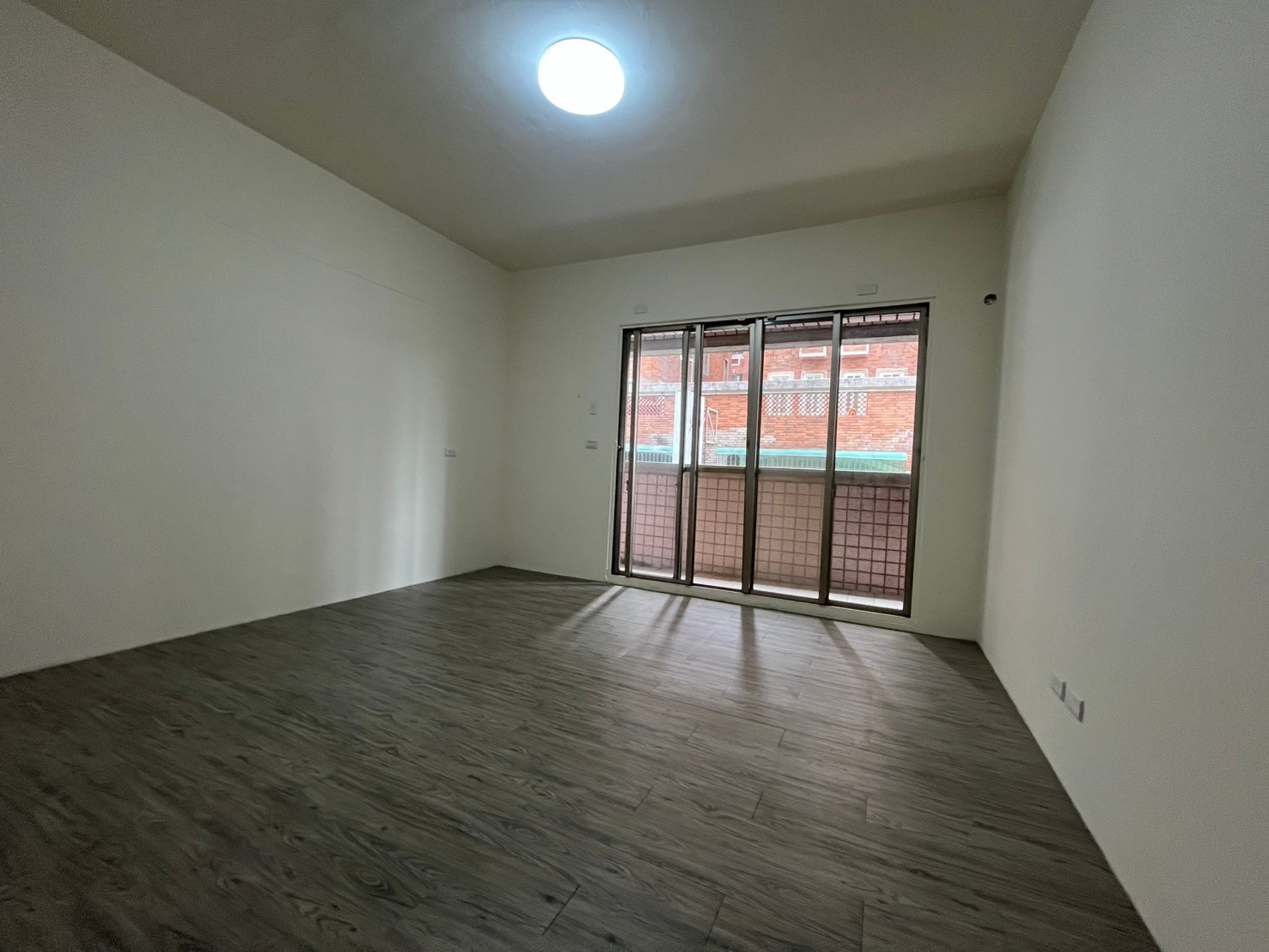 臨8米路店鋪,附近住宅區,人口密集,開店的好所在,樓上可住家,投資自住兩相宜