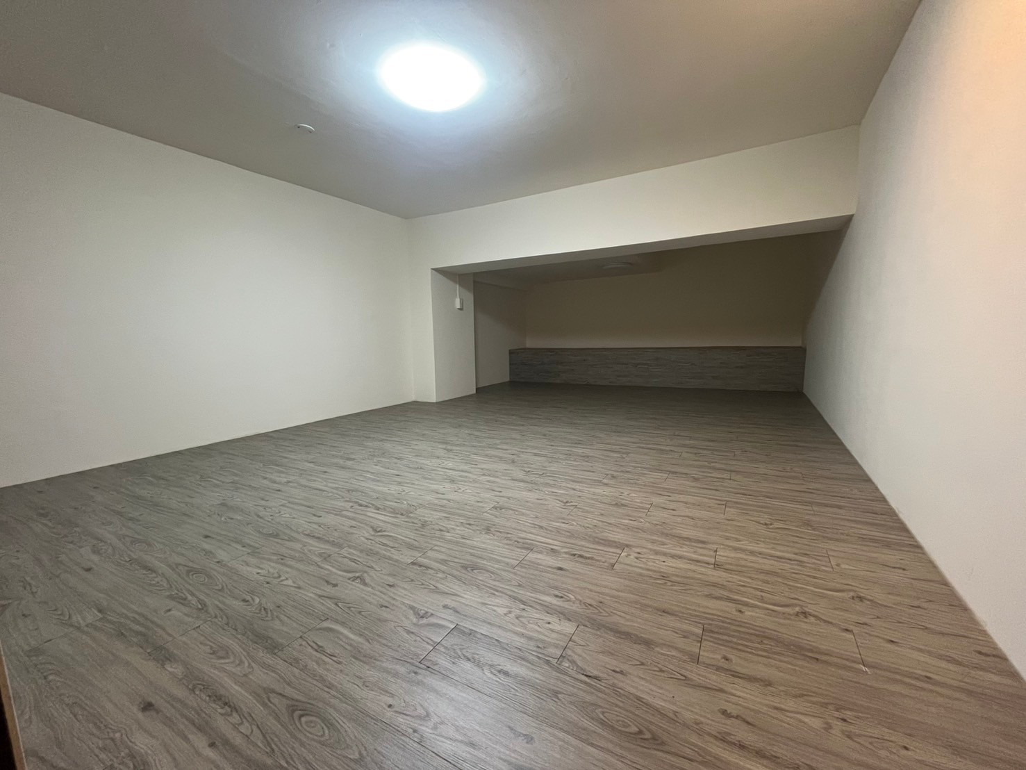 臨8米路店鋪,附近住宅區,人口密集,開店的好所在,樓上可住家,投資自住兩相宜