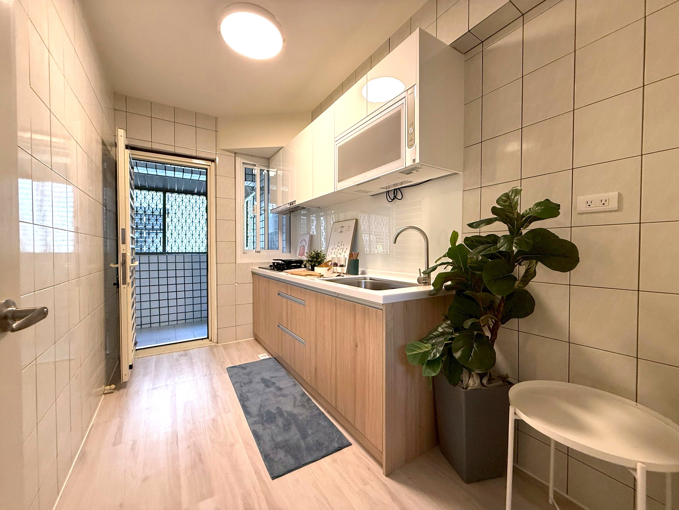 大陽台有電梯 而且吃喝玩樂很便利喔 漂亮的大4房華廈