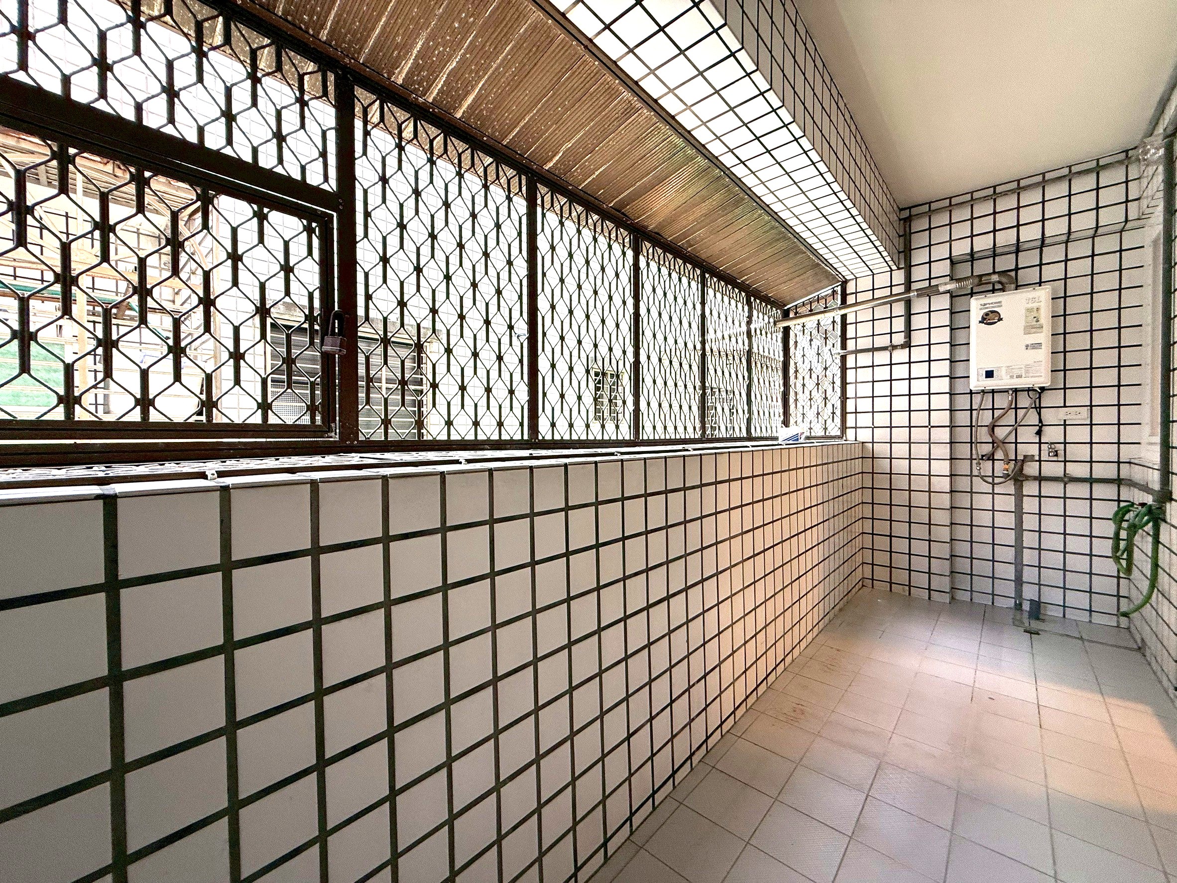 大陽台有電梯 而且吃喝玩樂很便利喔 漂亮的大4房華廈