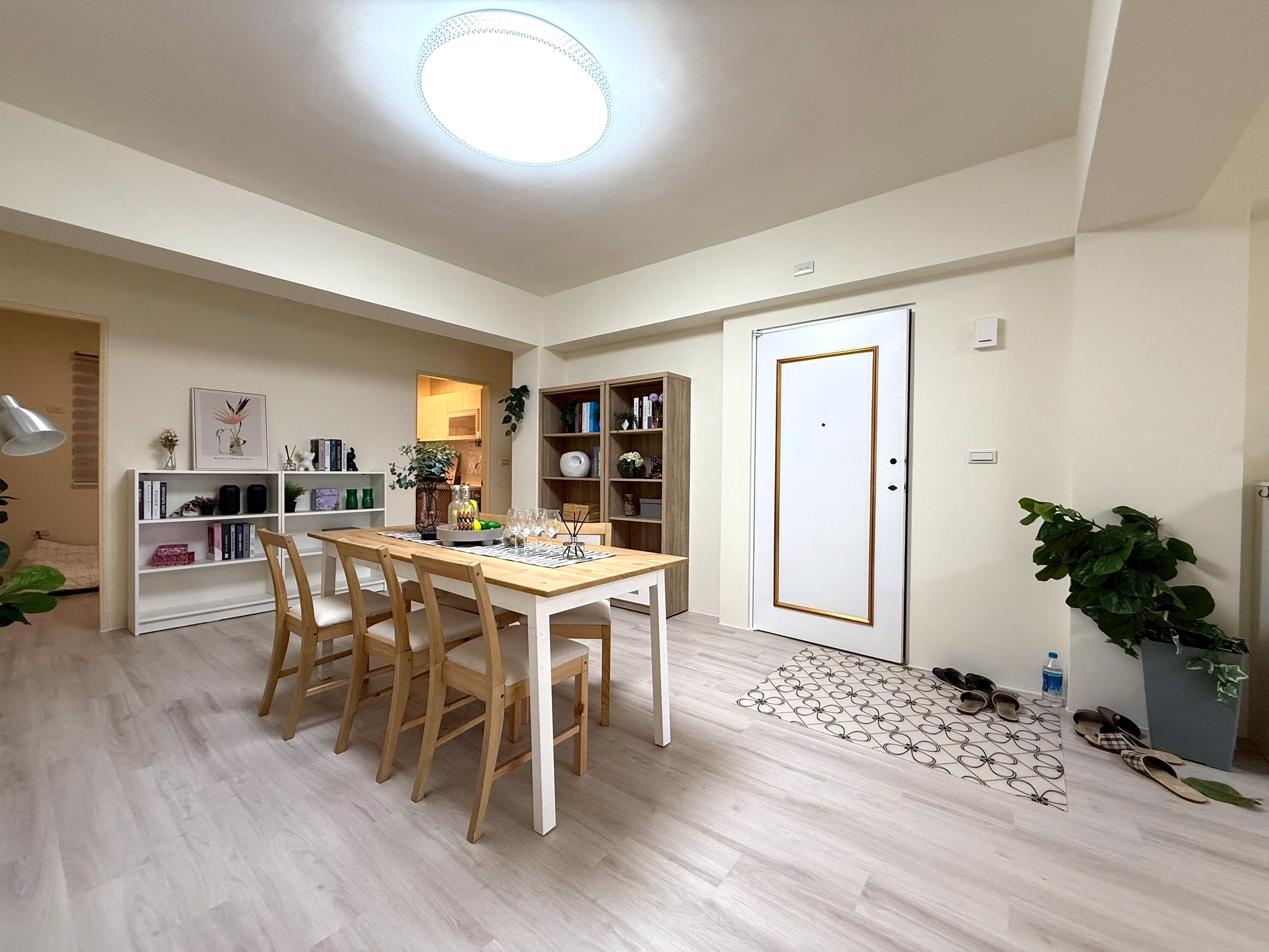 大陽台有電梯 而且吃喝玩樂很便利喔 漂亮的大4房華廈