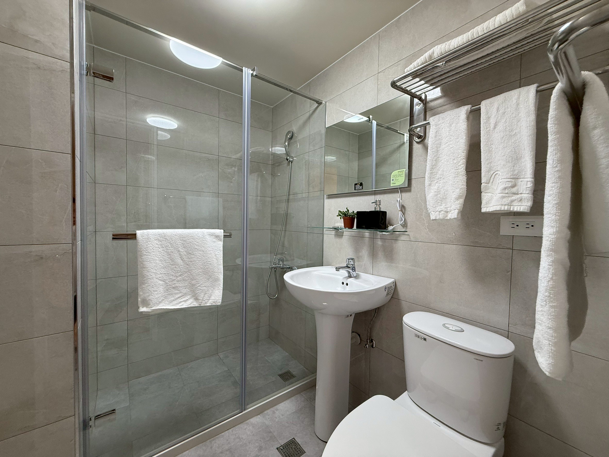 大陽台有電梯 而且吃喝玩樂很便利喔 漂亮的大4房華廈