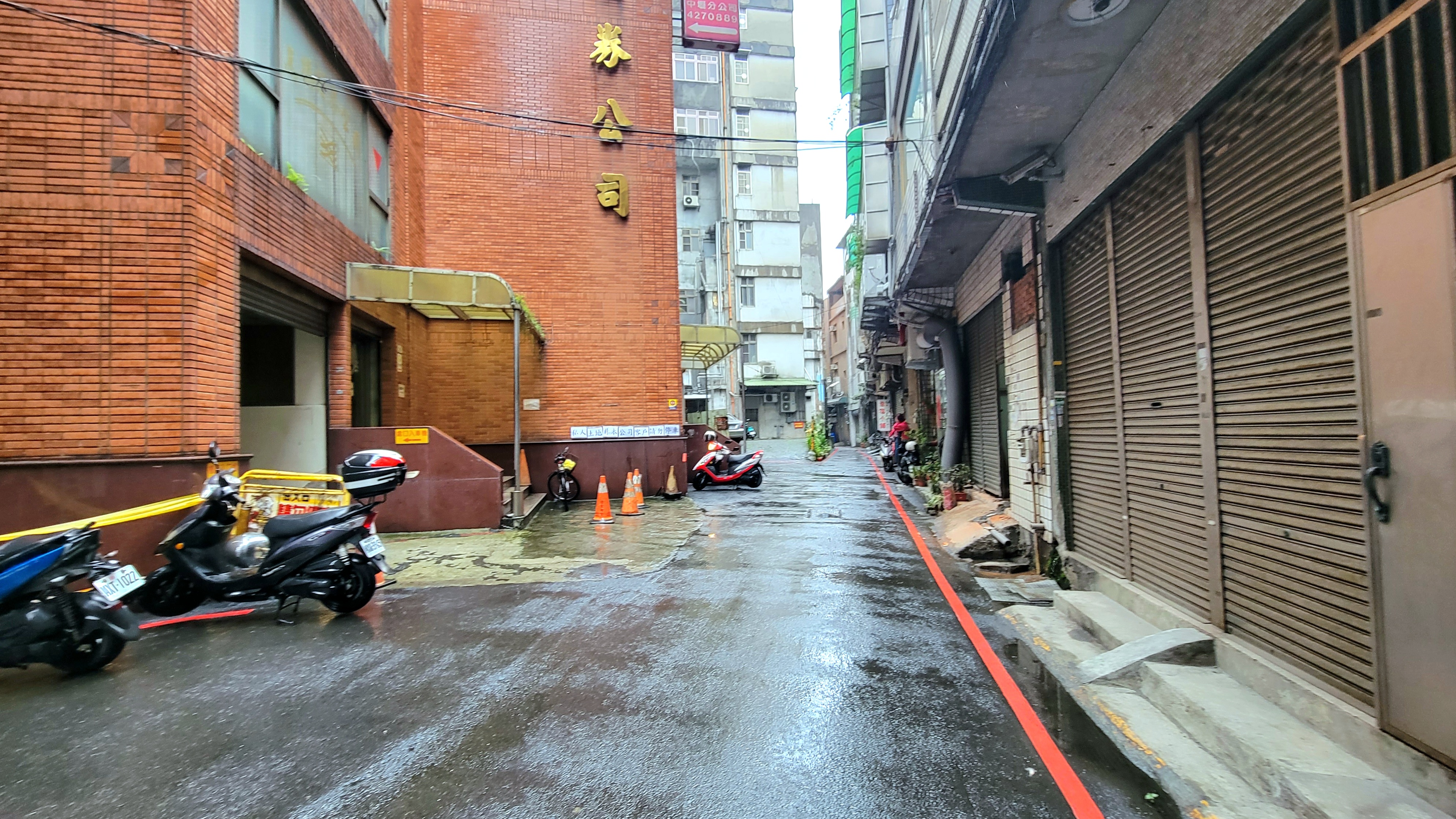 中壢近A22收租電梯金店面連25套房