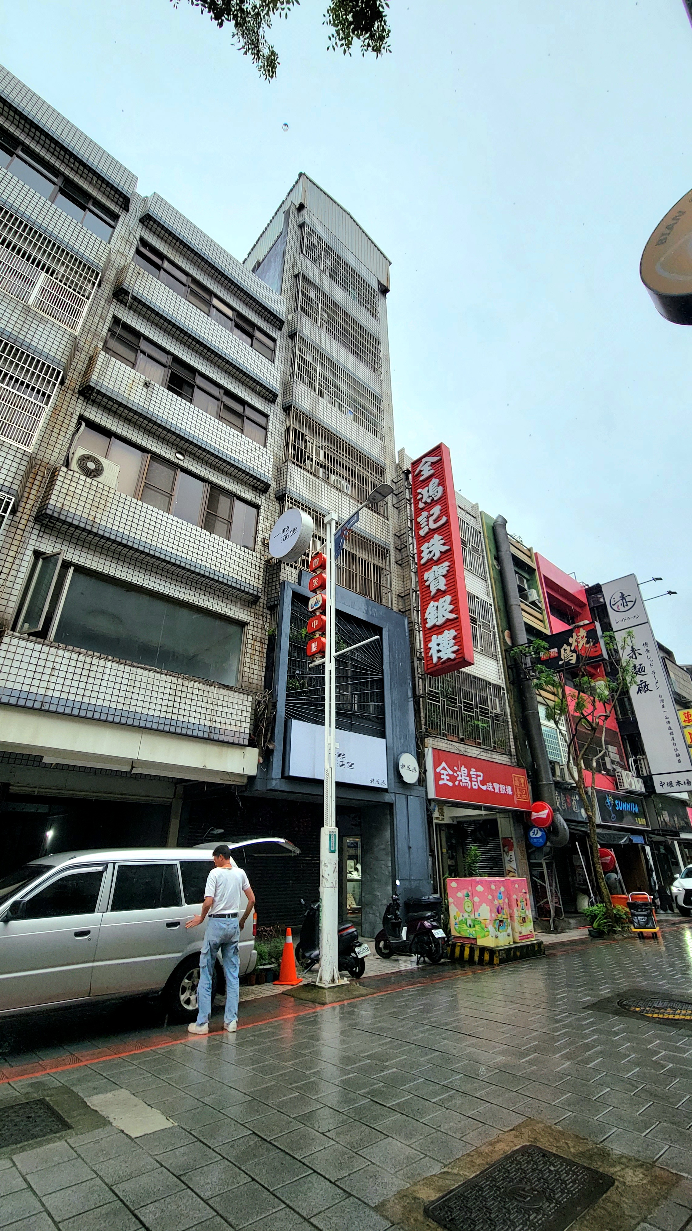中壢近A22收租電梯金店面連25套房