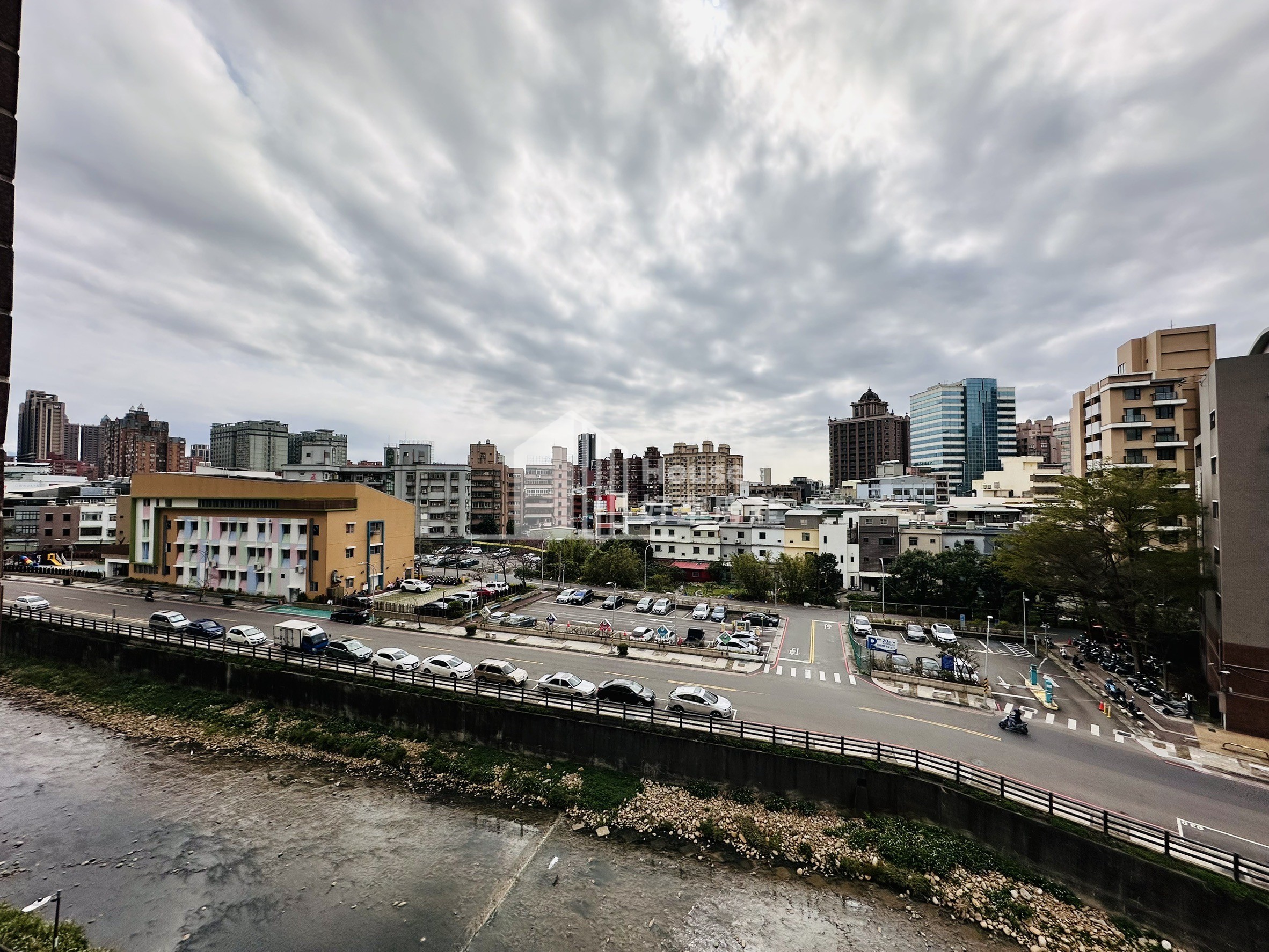 電通市河景四房車