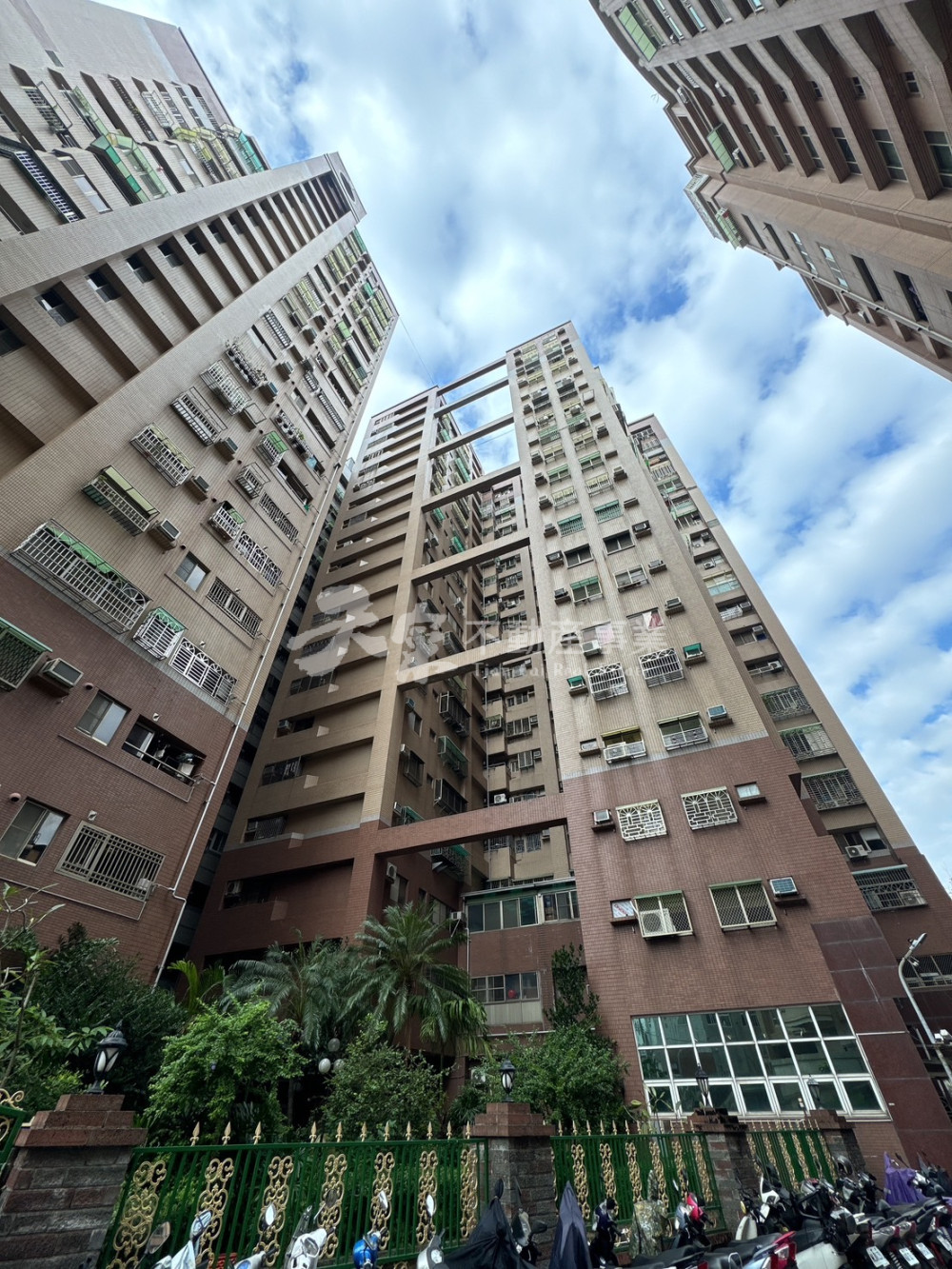大順輕軌★鼎山＆建工商圈☆陽台進出三房美居