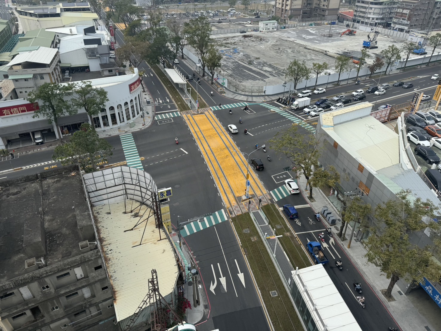家樂福鼎山商圈C26輕軌站旁三房車位