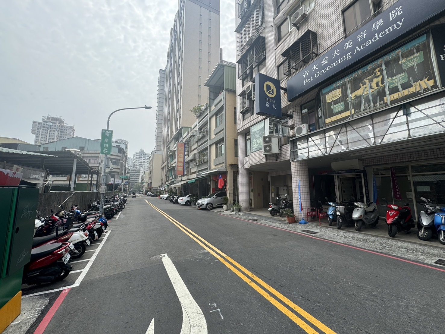家樂福鼎山商圈C26輕軌站旁三房車位