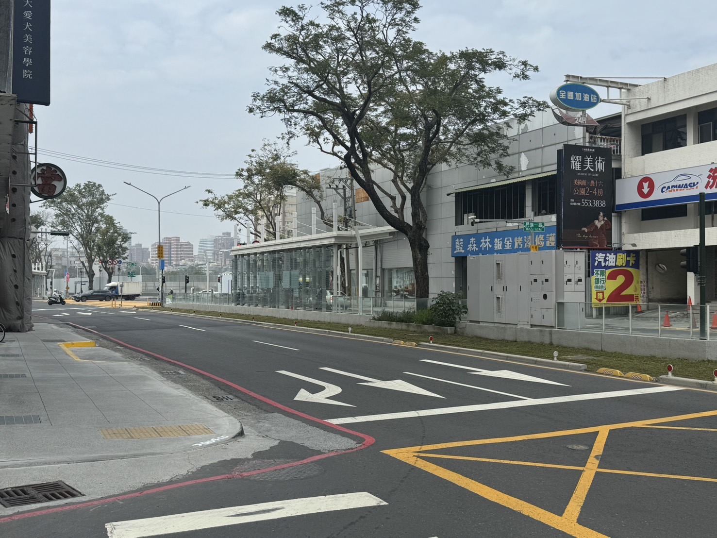 家樂福鼎山商圈C26輕軌站旁三房車位
