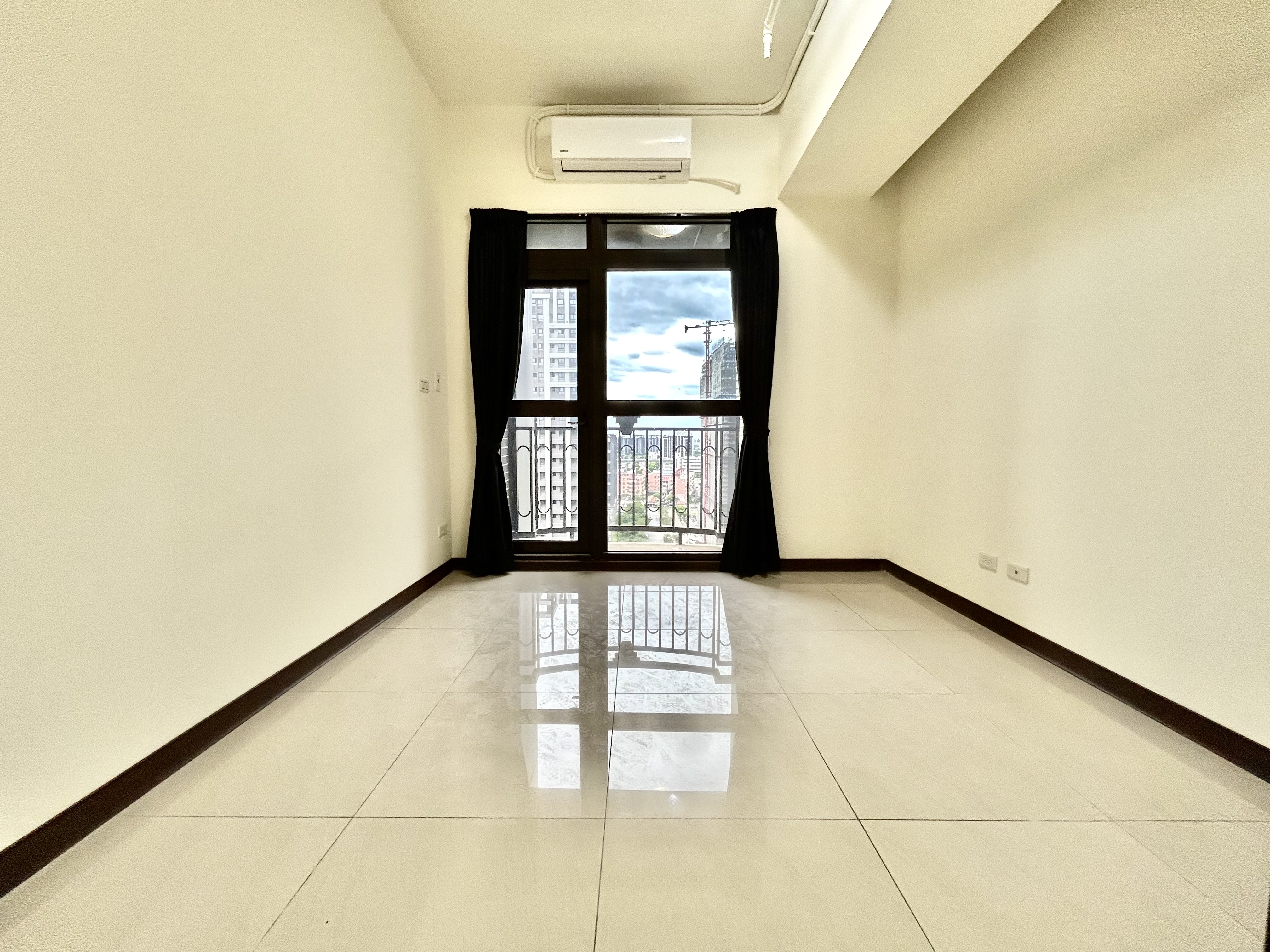 桃園高鐵A18站前廣場旁〈新潤國品苑〉高樓景觀三房+平面車位