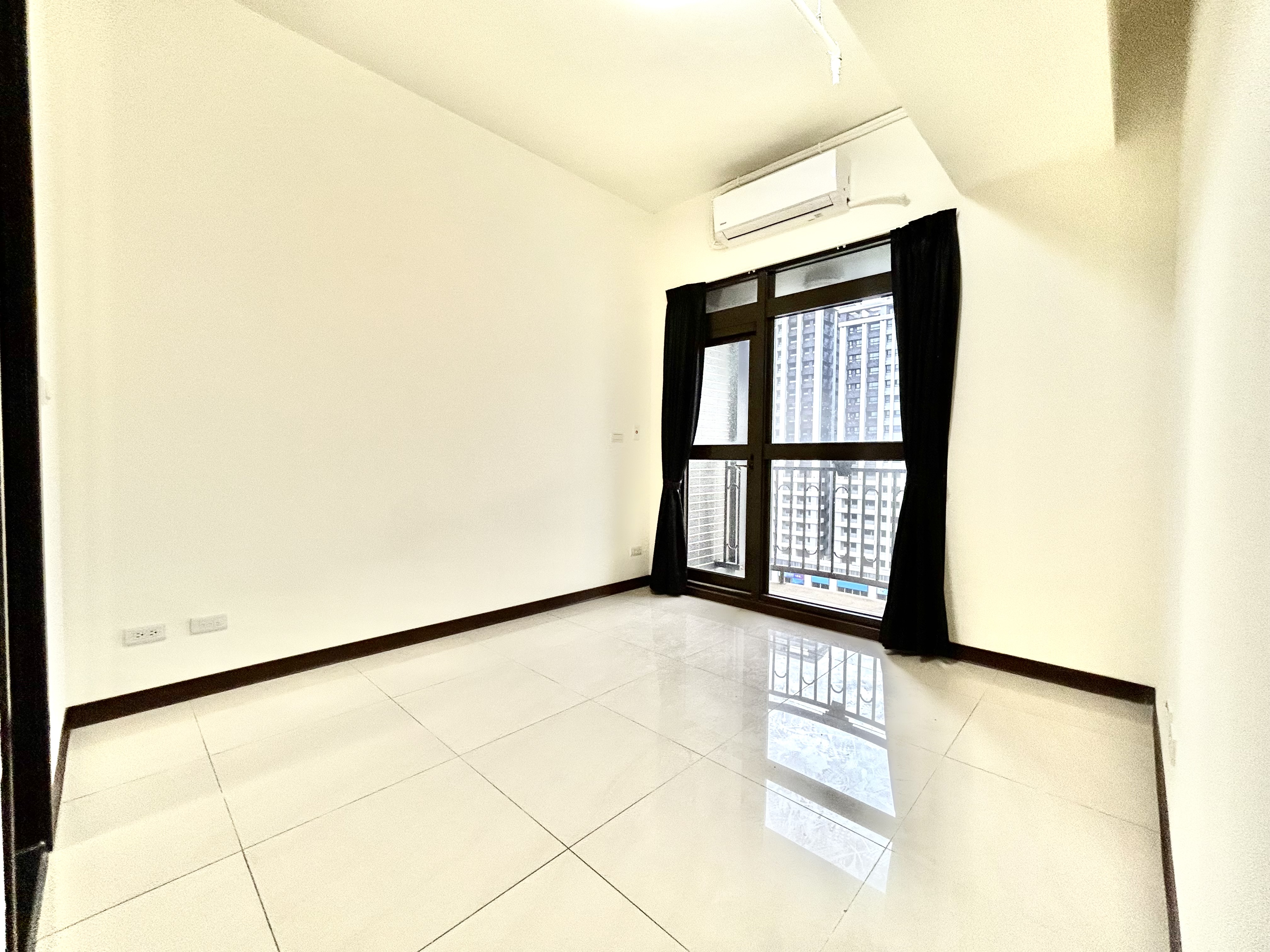 桃園高鐵A18站前廣場旁〈新潤國品苑〉高樓景觀三房+平面車位