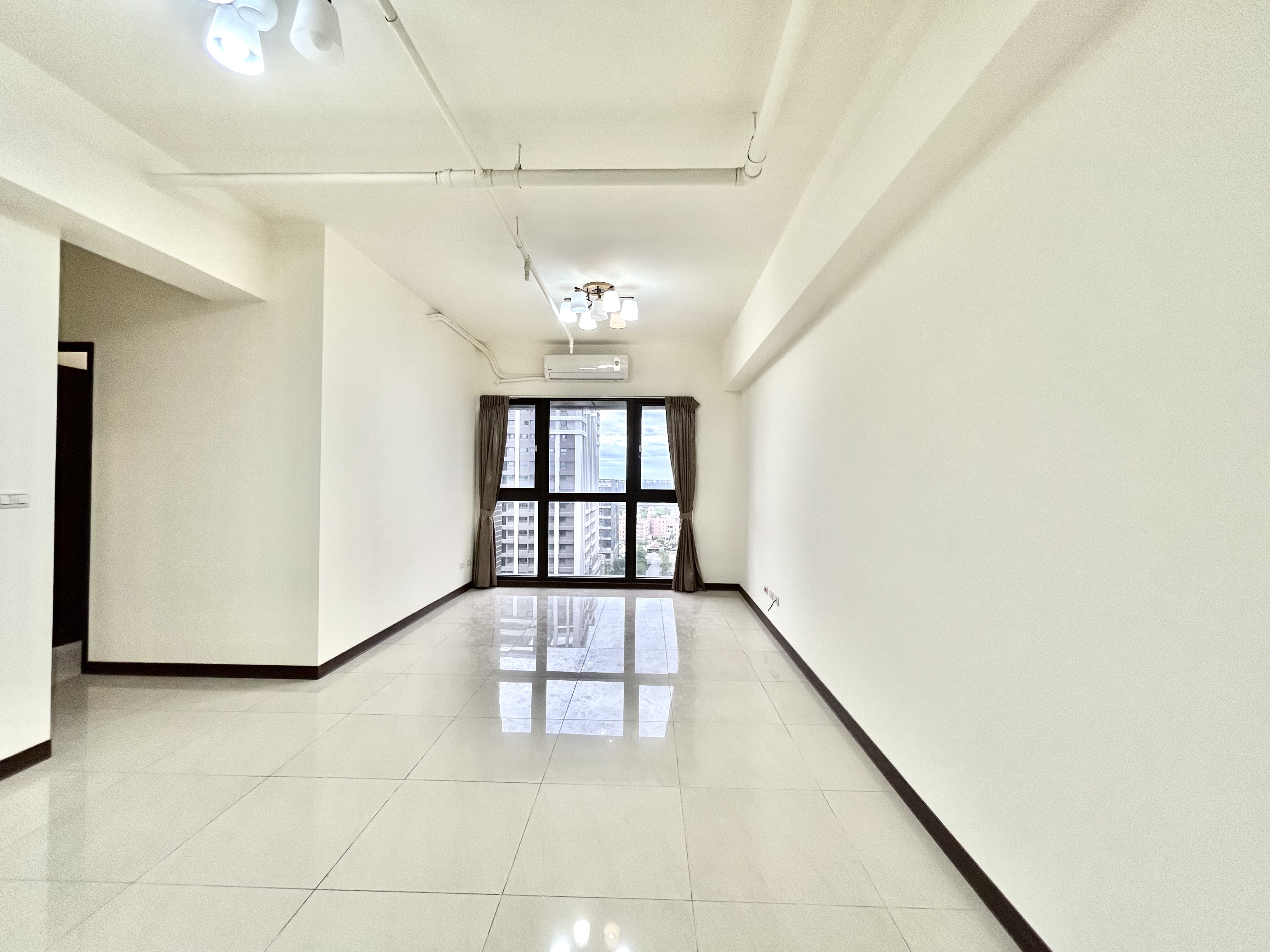 桃園高鐵A18站前廣場旁〈新潤國品苑〉高樓景觀三房+平面車位