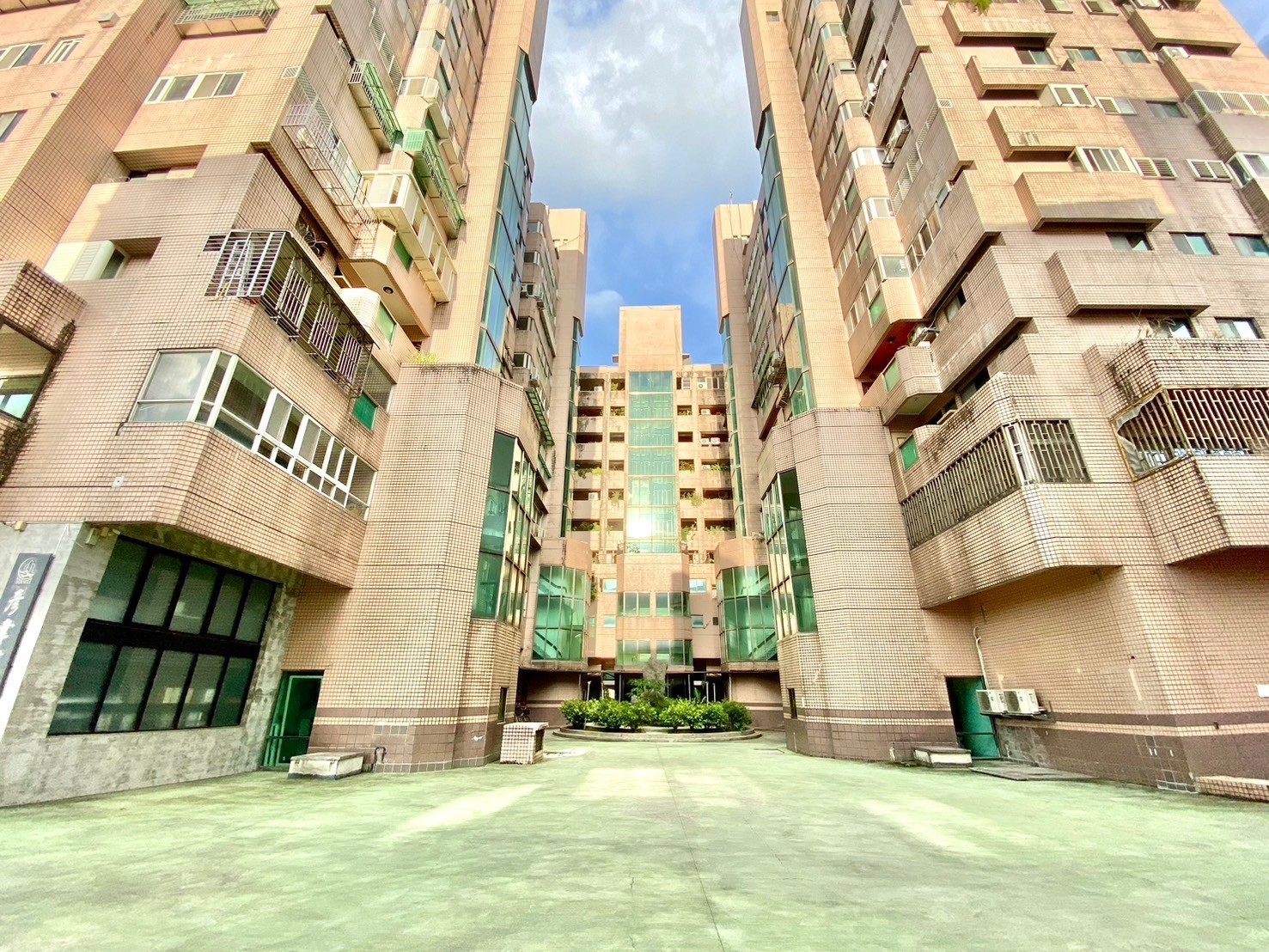 🏙【金融漢宮｜羅東市心稀有釋出二房＋車位】🏙 👉 售價只要 668萬，用低總價卡位市中心核心地段！