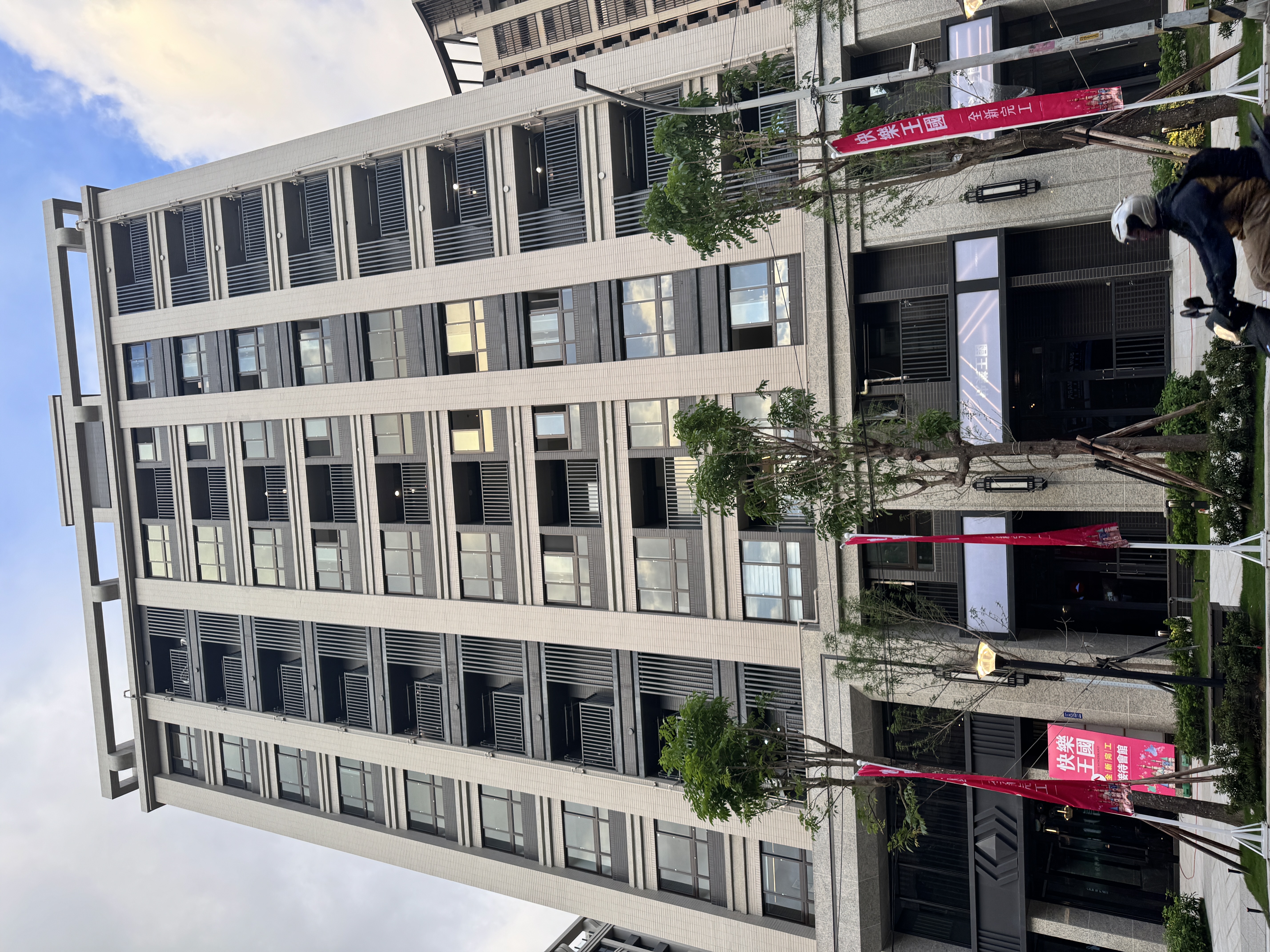 快樂王國全新落成，河景高樓三房車