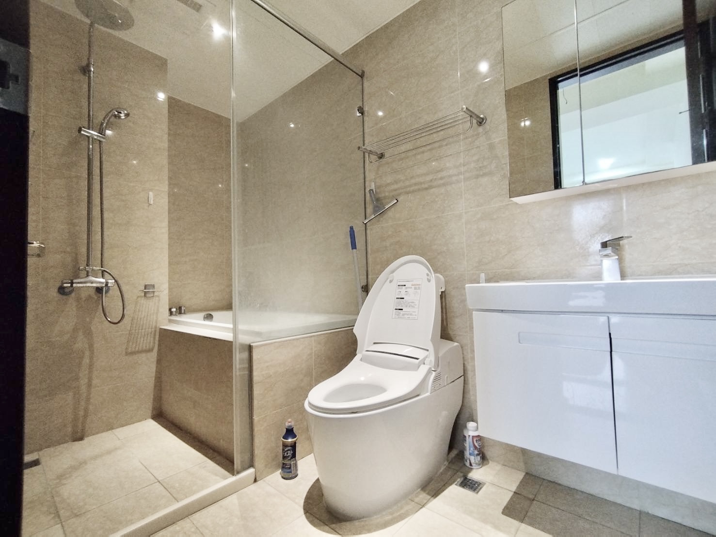 ⭐⭐⭐捷運A19『宏普世界館』精美1+1房車位