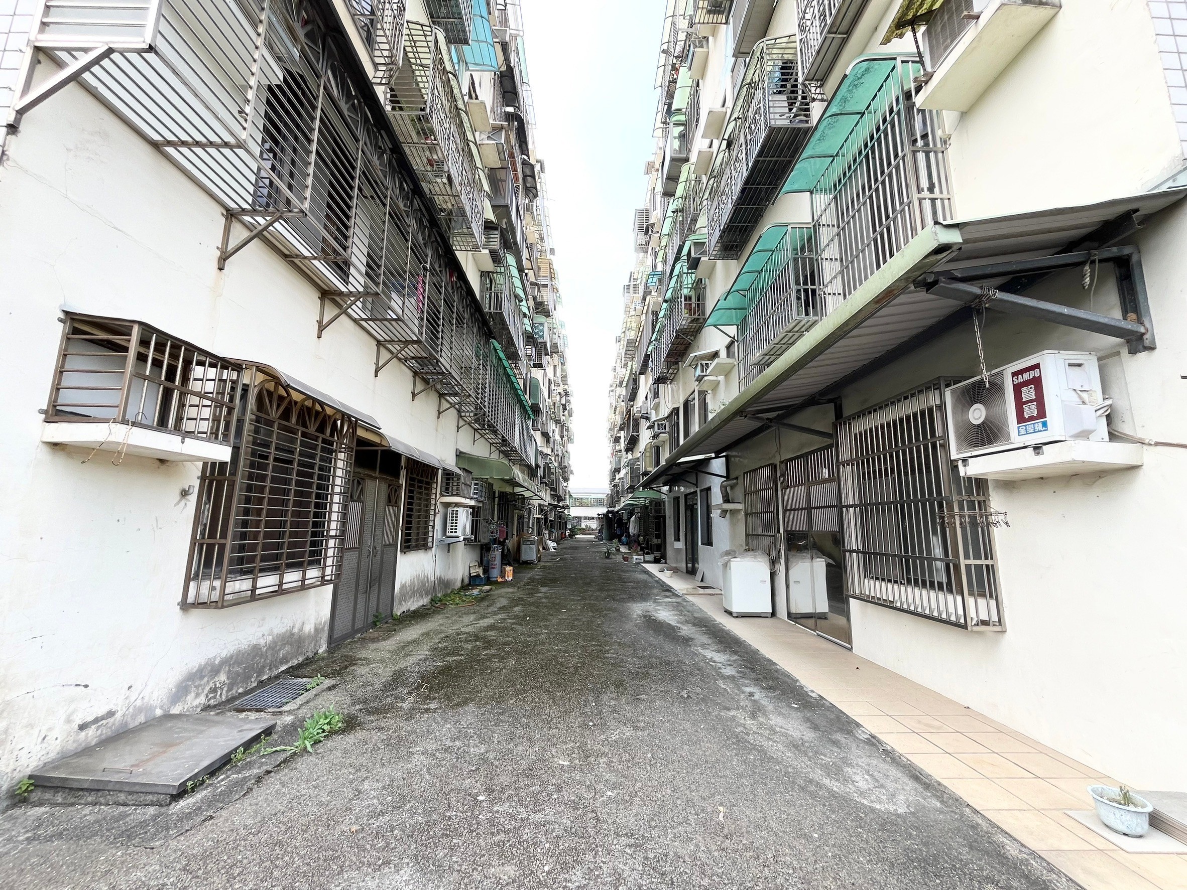 龍潭交流道旁稀有三房車