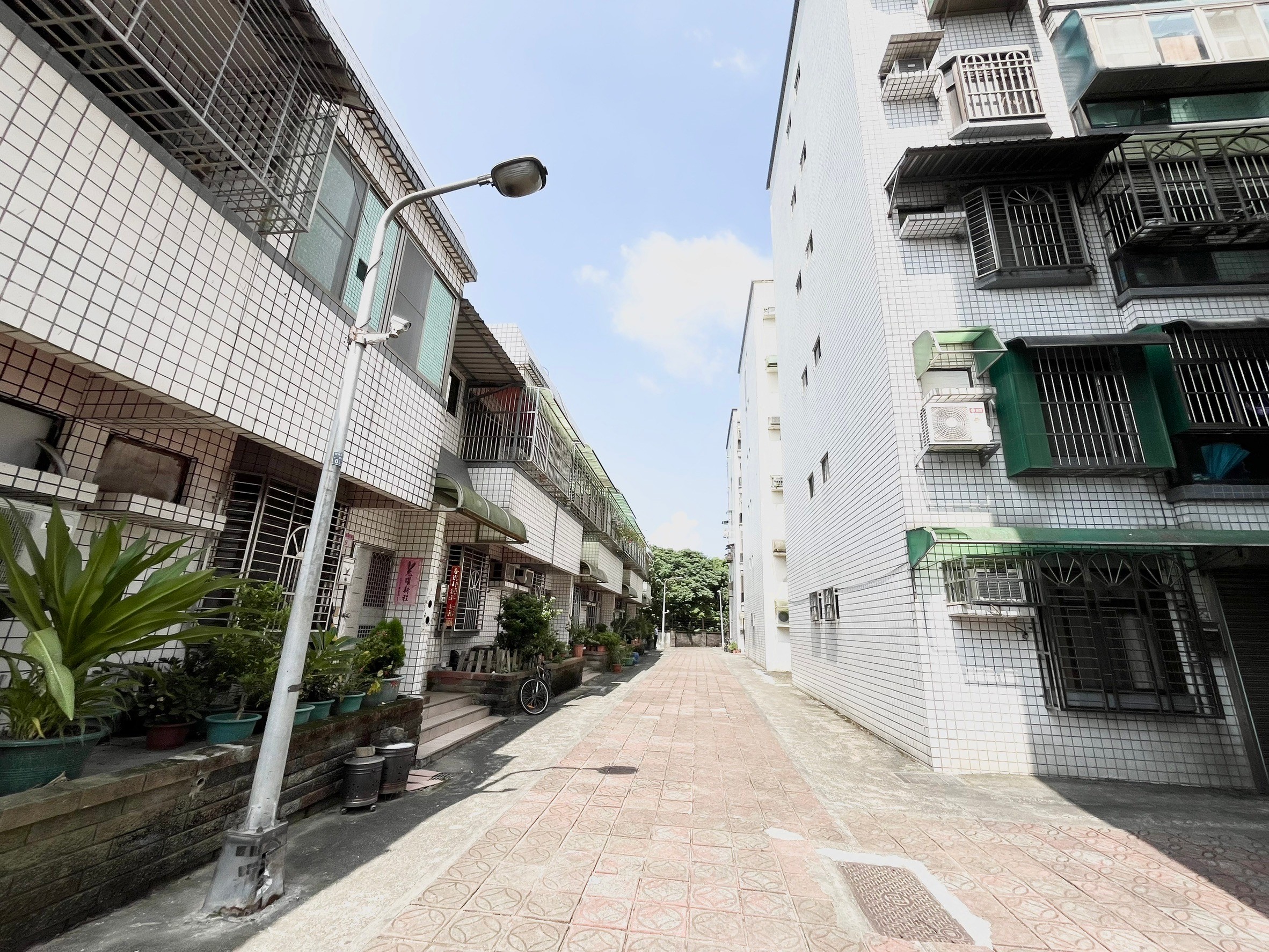 龍潭交流道旁稀有三房車