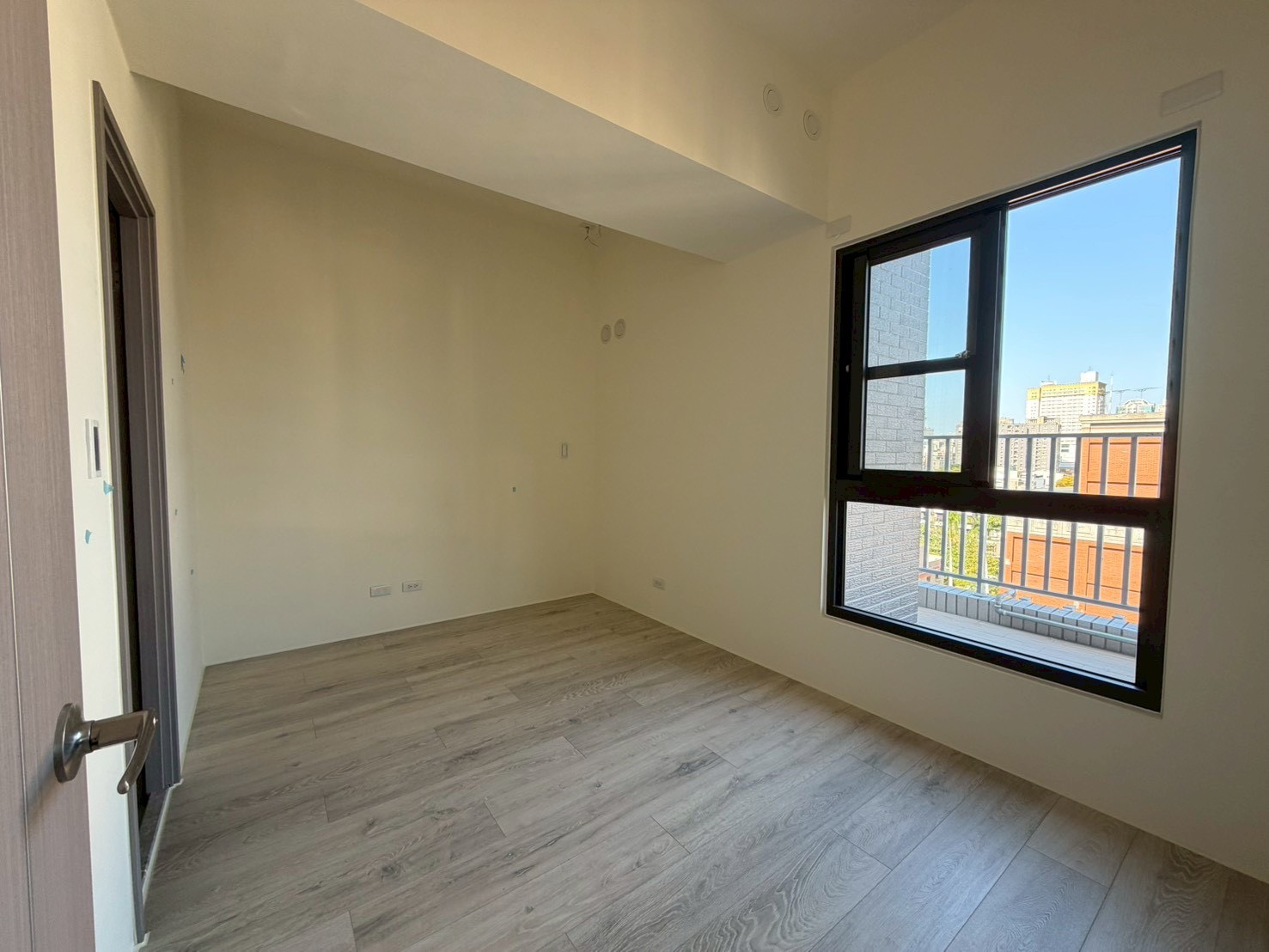 專任｜國美好好西區高樓層視野兩房附車位｜有露臺｜鑰匙在手