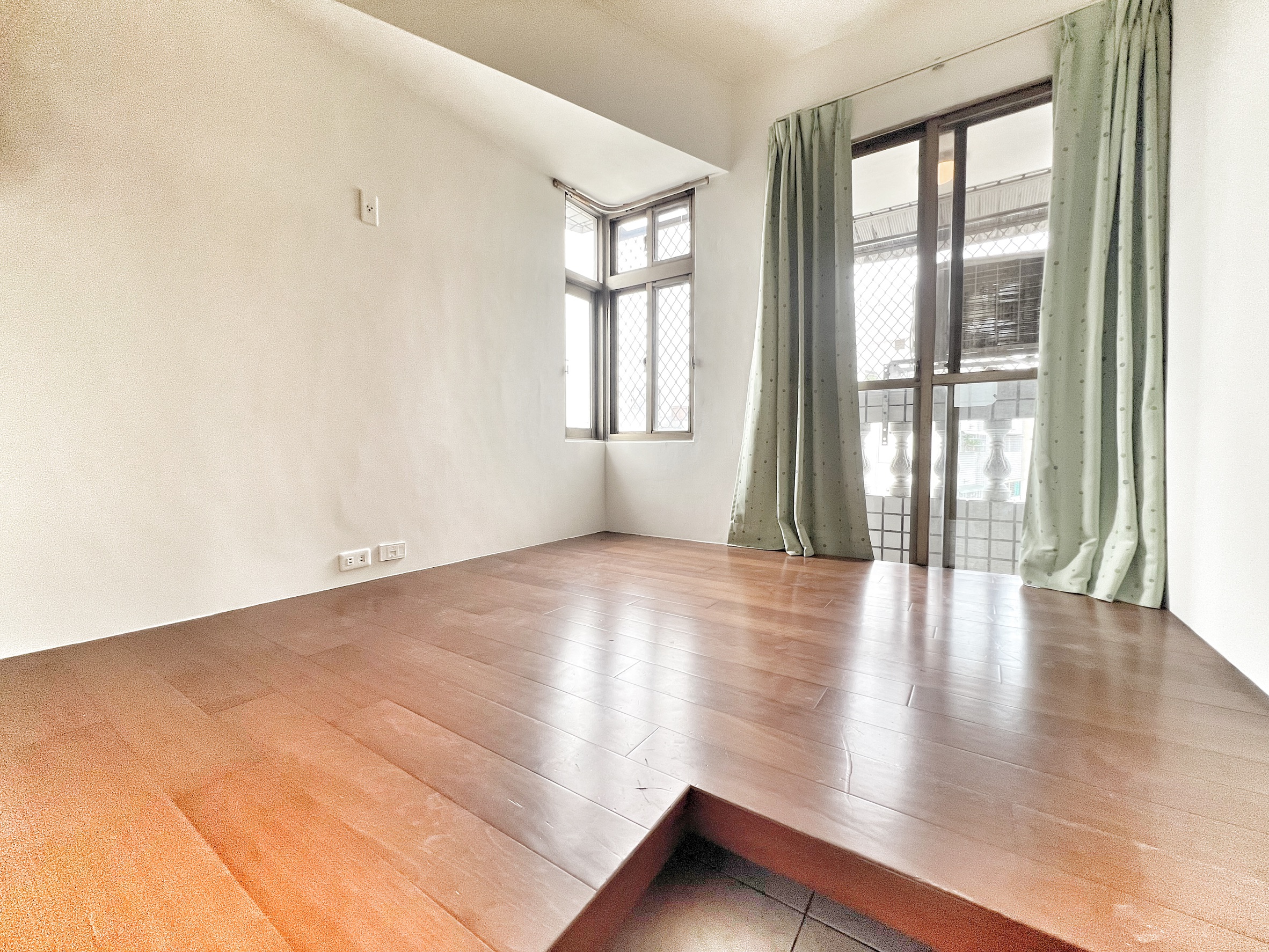 北屯丨水湳經貿雷中慶園次頂樓三採光三房平車美廈