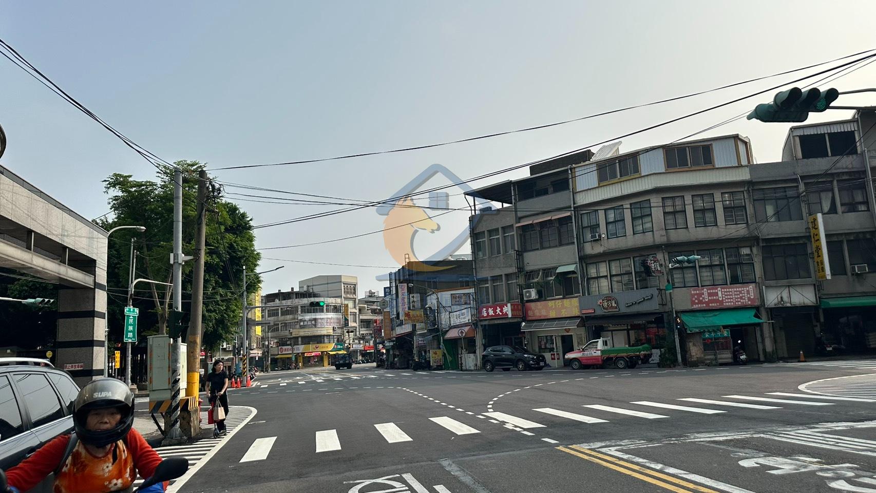 青埔買房買屋 苗栗市中心六合國小【樓中樓】大露臺【平面車】